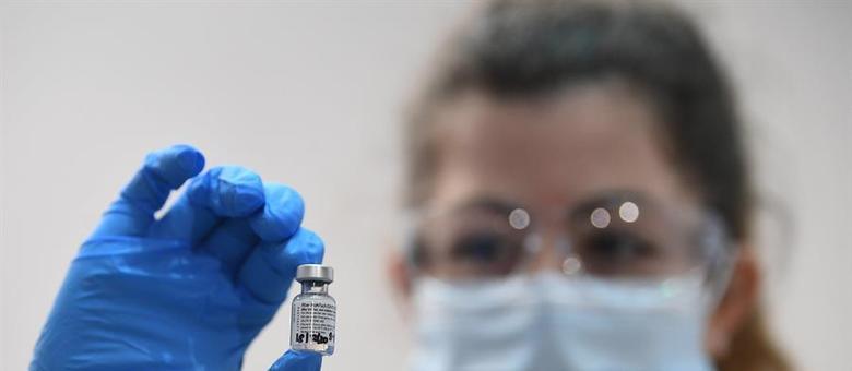 Inclusão de outros grupos ocorrerá à medida em que mais vacinas sejam disponibilizadas