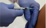 FOTO: O professor Gottfried Kremsner injeta uma vacina contra a doença de coronavírus (COVID-19) da empresa alemã de biotecnologia CureVac a um voluntário no início de uma série de testes clínicos em seu instituto tropical da clínica da universidade em Tuebingen, Alemanha