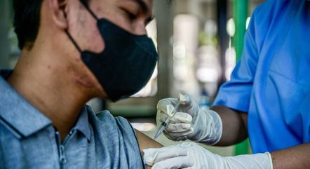 Profissional da saúde de Jacarta, capital da Indonésia, é visto aplicando vacina Inavac