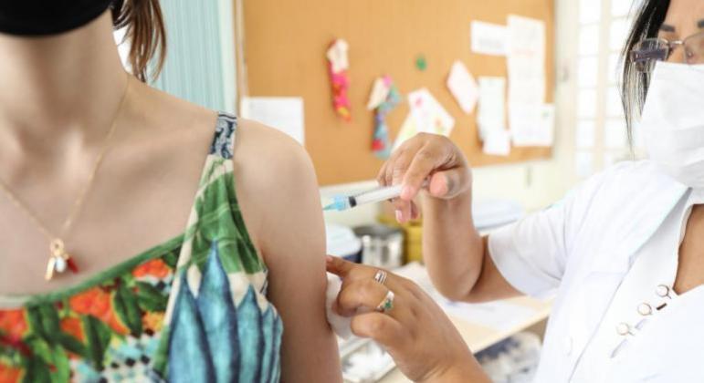 Nesta segunda-feira (27), moradores de 55 a 59 anos podem tomar o imunizante