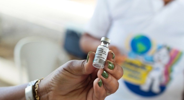 Vacinação em Salvador, onde a primeira dose está suspensa