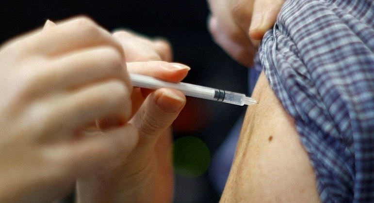 Vacina bivalente da Pfizer é atualizada para proteção contra variante Ômicron