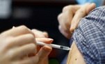 Quais vacinas impedem a doação temporariamente e por quanto tempo?Vacinas compostas de vírus ou bactérias vivos e atenuados (ex.: sarampo, poliomielite oral, febre amarela) devem ter um intervalo de três a quatro semanas para a doação. Já as vacinas compostas de vírus ou bactérias mortas, toxóides ou recombinantes (ex.: tétano, poliomielite salk etc.) precisam de um intervalo mínimo de 48 horas, contanto que o candidato não apresente nenhuma reação decorrente da vacinação. A vacinação antirrábica após exposição animal exige período mínimo de um ano para a doação de sangue.
