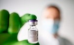 A EMA decidirá em 29 de dezembro, 'no mais tardar', sobre a vacina Pfizer/BioNTech e, em 12 de janeiro, sobre o produto desenvolvido pela americana Moderna. A aprovação final cabe à Comissão Europeia