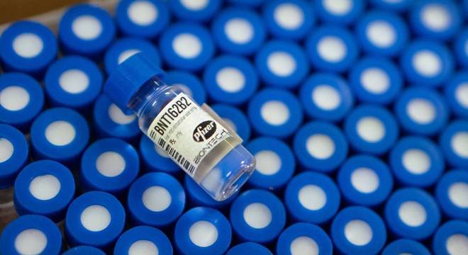 A vacina da Pfizer já está sendo aplicada no Reino Unido deste terça-feira (8)
