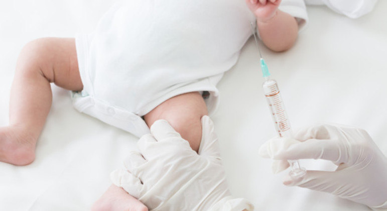 Bebê recebe vacina de profissional da saúde