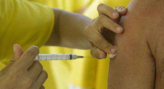 Vacina contra a gripe protege contra os vÃ­rus H1N1, H3N2
 e Influenza B