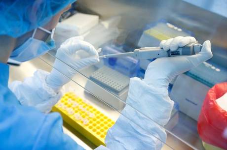 Cientistas pesquisam vacina contra covid