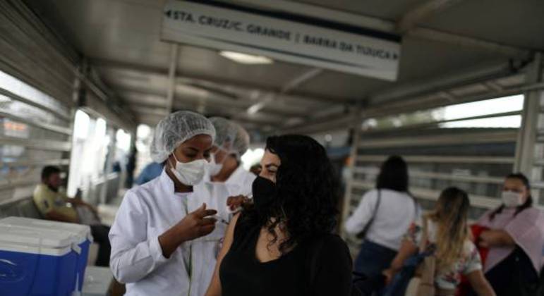 Mulher recebe dose de vacina contra a Covid-19 no Rio de Janeiro