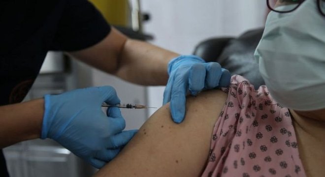 Vacinação no Brasil deve começar no início do próximo ano