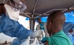 vacina contra ebola sendo aplicada no congo