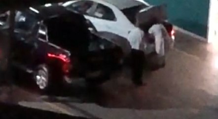 Enfermeira se prepara para vacinar empresário