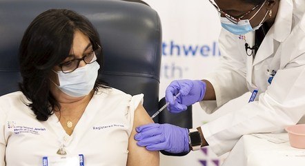 Primeiras doses vão também para profissionais da saúde