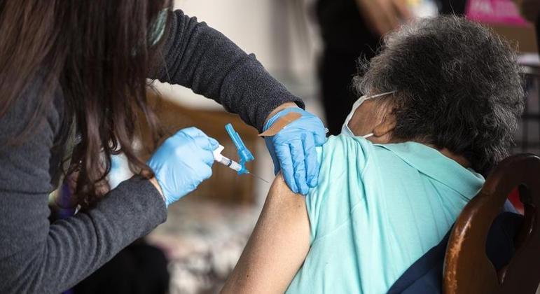 Após início da campanha de vacinação, EUA registram menos casos de internação entre idosos