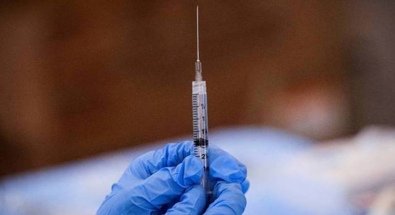 Seringa é preenchida com uma dose de vacina em um centro de vacinação nos EUA