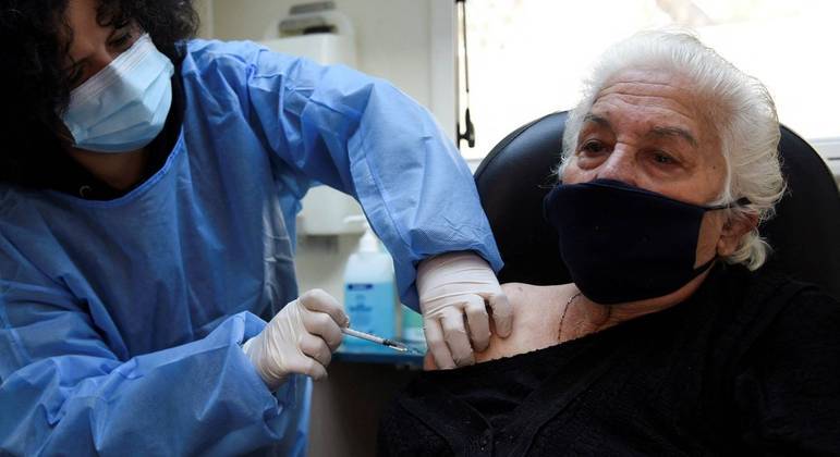Grécia tem atualmente 67% da população com esquema vacinal completo contra Covid-19