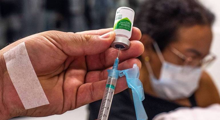 Pouco mais da metade dos grupos prioritários buscou imunização contra a gripe neste ano