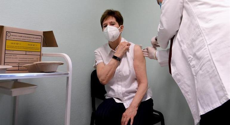 Médico recebe primeira vacina contra covid-19 na Hungria