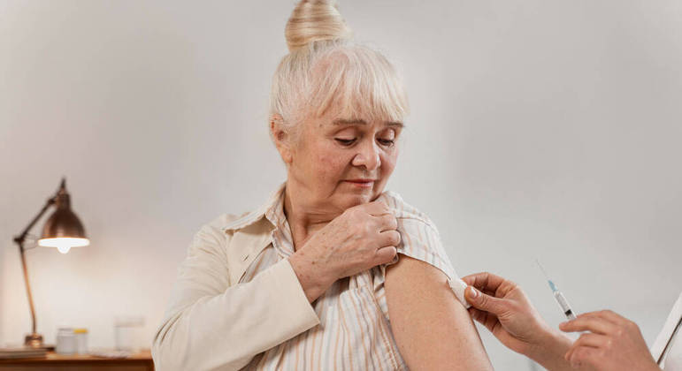 Vacinas ajudam a prevenir uma série de doenças em idosos