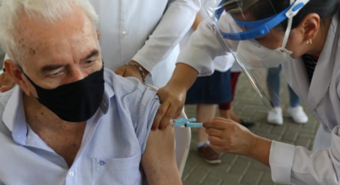 Idosos acima de 85 anos começam a ser vacinados no Recife (PE) 