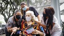 Medo, esperança e planos marcam 1º dia de vacinação para idosos em SP 