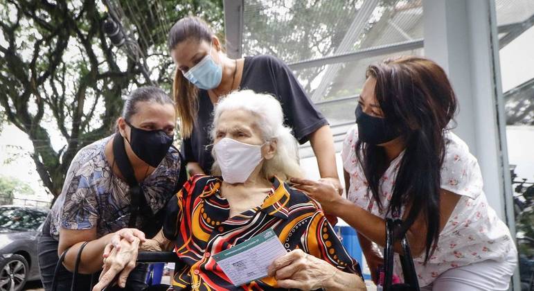 Idosos com mais de 90 anos começaram a ser vacinados nesta sexta-feira (5) em SP