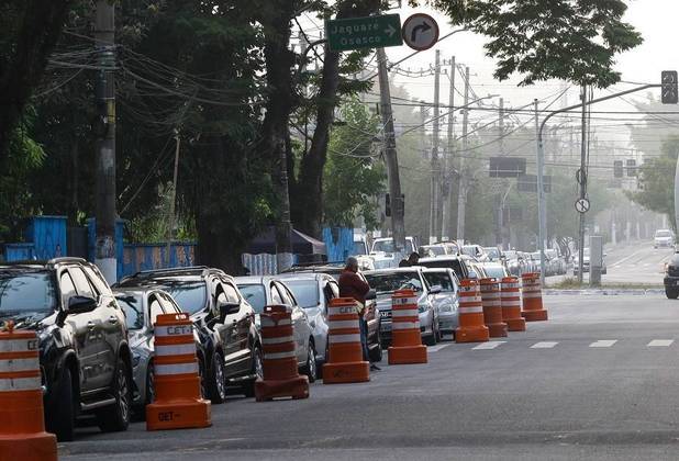 A cidade ativou sete novos drive-thrus nesta quinta-feira. Agora são ao todo 27 drives espalhados pela capital paulista. São 468 UBSs (Unidades Básicas de Saúde), 17 SAEs (Serviços de Assistência Especializada) e três centros-escolas, além dos postos com sistema drive-thru, AMA/UBS Integradas e postos volantes, que incluem farmácias, igrejas, supermercados, escolas e praças