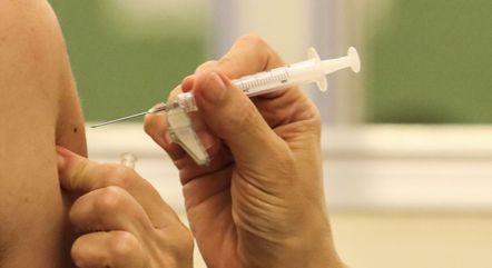 Idosos com mais de 95 serão vacinados na segunda (1º)