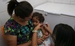 criança recebe vacina contra a gripe