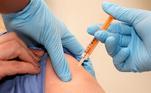 Um profissional de saúde recebe uma dose da vacina contra influenza A no University College London Hospital