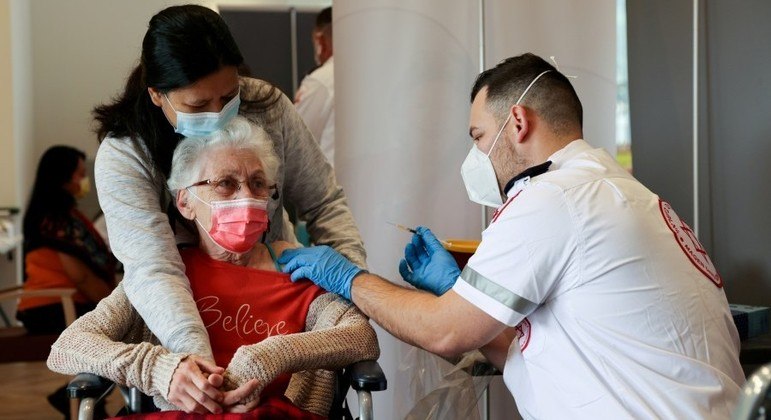 Israel oferecerá terceira dose de vacina da Pfizer a pessoas com mais de 60 anos