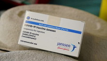 Anvisa pede alteração de bula de vacinas Janssen e da AstraZeneca 