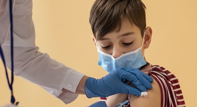 Vacinação em adolescentes começa nesta segunda-feira (6) em Belo Horizonte