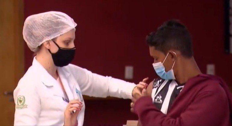 Segunda dose para jovens com 18 anos será aplicada neste sábado (25)