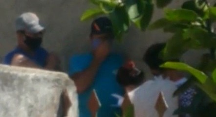 Vídeo mostra "fura-fila" em São José da Lapa (MG)