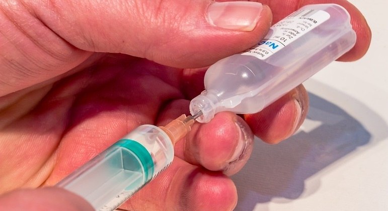 Medida poderia facilitar acesso de vacinas e remédios contra covid-10
