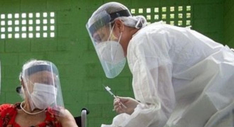 Vacina em idosos começará logo após o cadastro, segundo a prefeitura