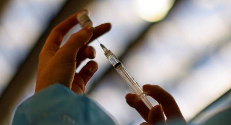 Profissional da saúde prepara uma dose da vacina contra a Covid em Nice