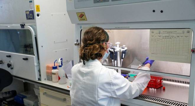 A vacina de Oxford passa por testes no Brasil e poderá ser oferecida pelo SUS