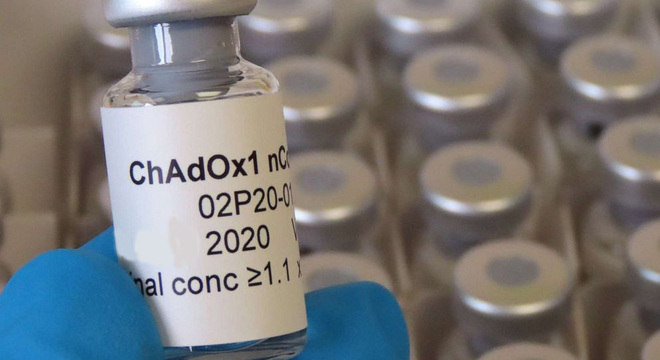A vacina de Oxford passa por testes no Brasil e poderá ser distribuída pelo SUS