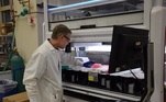 Vacina da Pfizer: a vacina desenvolvida pela Pfizer em parceria com a empresa
alemã BioNTech está sendo testada em São Paulo e em Salvador. Os voluntários
paulistas começaram a receber a segunda dose em 24 de agosto. Essa fase deve
durar aproximadamente 4 semanas. Após as aplicações, serão analisados critérios
como a tolerabilidade das dosagens, a atividade do medicamento no organismo, a
eficácia e os efeitos adversos da vacina. A expectativa é apresentar os
resultados no final de outubro para as autoridades regulatórias. A assessoria
de imprensa da Pfizer informou que, caso esses resultados sejam positivos e
dependendo da análise das autoridades, a vacina poderá ser aprovada ainda esse
ano.

Essa vacina utiliza uma tecnologia nunca antes utilizada, feita a partir de RNA mensageiro, uma molécula que fornece informações para que o próprio
corpo do paciente produza uma das proteínas que compõem o novo
coronavírus
