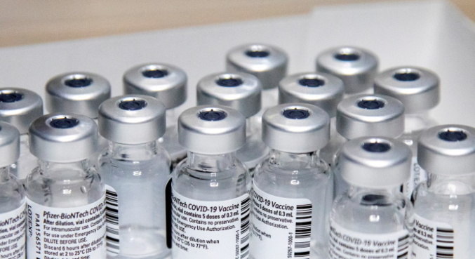 A vacina da Pfizer está sendo aplicada no Brasil em maiores de 18 anos