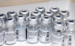 Recipientes com vacinas da Pfizer em Toronto