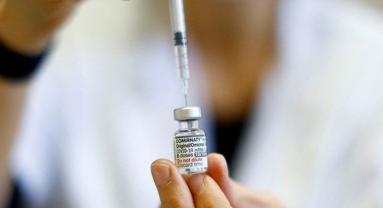Vacina da Pfizer atualizada confere imunidade adicional contra a Ômicron