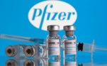 Frascos rotulados como de vacina contra Covid-19 em frente ao logo da Pfizer em foto de ilustração 09/02/2021 REUTERS/Dado Ruvic