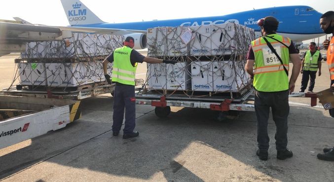 Chegada de doses da vacina da Pfizer no domingo (19) no aeroporto de Viracopos