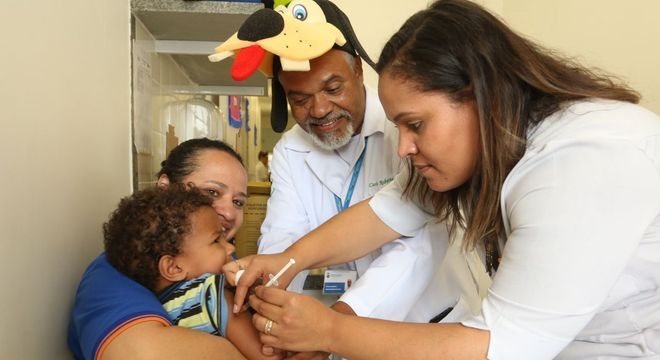 Criança recebe vacina tríplice viral, contra sarampo, caxumba e rubéola