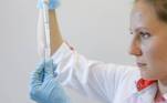 Cientista trabalha dentro de um laboratório do Instituto de Pesquisa de Epidemiologia e Microbiologia de Gamaleya durante a produção e teste de laboratório de uma vacina contra a covid-19, em Moscou, Rússia