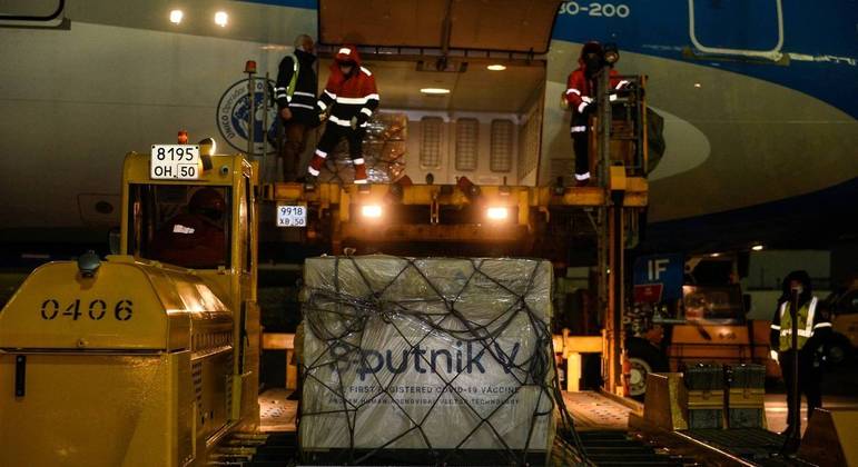 Sputnik V é apresentada pela Rússia como "a primeira vacina de covid registrada"