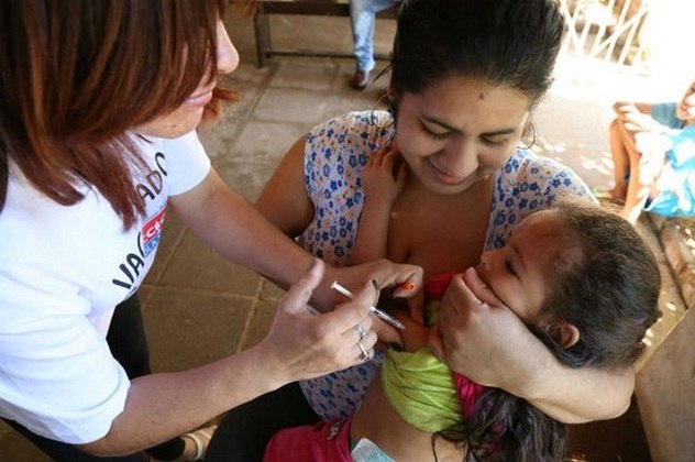 criança recebendo vacina contra sarampo
